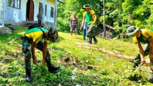 Satgas Pamtas Pos Ailala Gotong Royong Bersihkan Kapela Santus Frans Asisi di Perbatasan