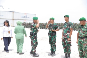 Dandim 1601/Sumba Timur Pimpin Upacara Penyambutan Yonif Teritorial Pembangunan 876/Palatana di Pelabuhan Nusantara