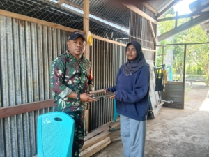 Babinsa Kalabahi Timur Kawal Distribusi 6.500 Porsi Makan Sehat di Teluk Mutiara