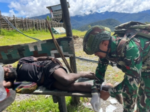 Prajurit Satgas 743/PSY Beri Layanan Kesehatan dari Rumah ke Rumah untuk Warga Tirineri