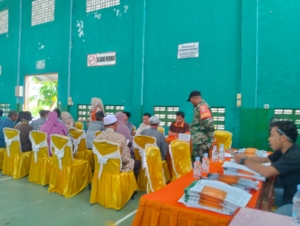 Babinsa Desa Goa Dampingi Pembagian Kartu KSB Maju, 509 KK Terlayani dengan Lancar