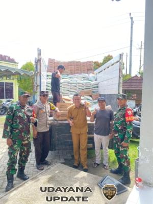 Babinsa Koramil 1628-05/Jereweh Dampingi Pendistribusian Bantuan Pangan Bulog untuk Warga Tiga Desa