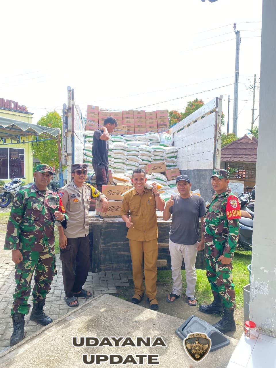 Babinsa Koramil 1628-05/Jereweh Dampingi Pendistribusian Bantuan Pangan Bulog untuk Warga Tiga Desa