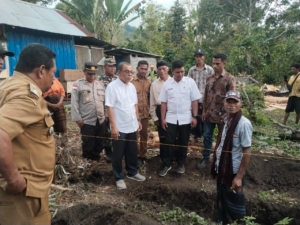 Babinsa Serka Wagimin Turut Serta dalam Prosesi Peletakan Batu Pertama Dapur MBG di Niowula