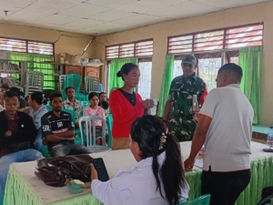 Pastikan Berjalan Aman dan Kondusif, Babinsa Kawal Pembagian BLT Kesra Bagi Masyarakat