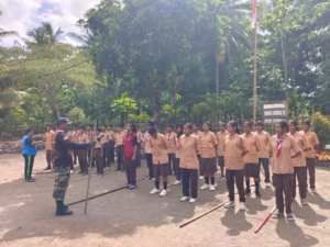Babinsa Ende Dampingi Siswa SMK Karsa Mandiri Latihan PBB dan Wawasan Kebangsaan