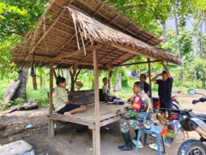 Babinsa Koramil 1602-04/Maurole Laksanakan Komsos dan Pamwil di Desa Loboniki