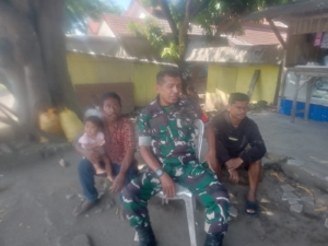 Babinsa Koramil 1602-01/Ende Laksanakan Komsos dan Pamwil di Kelurahan Paupire