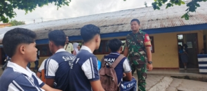 Babinsa Koramil 1602-01/Ende Sosialisasikan Peran TNI ke Pelajar SMAN 1 Ende