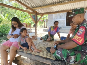 Babinsa Koramil 1602-01/Ende Laksanakan Komsos dan Pamwil Bersama Warga Dusun Kekandere