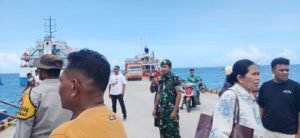 Babinsa Ba’a Pantau Kedatangan dan Keberangkatan Express Bahari 8E di Pelabuhan