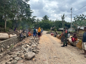 Babinsa Nagawutung Gelar Karya Bakti Pembuatan Parit Jalan di Desa Pour