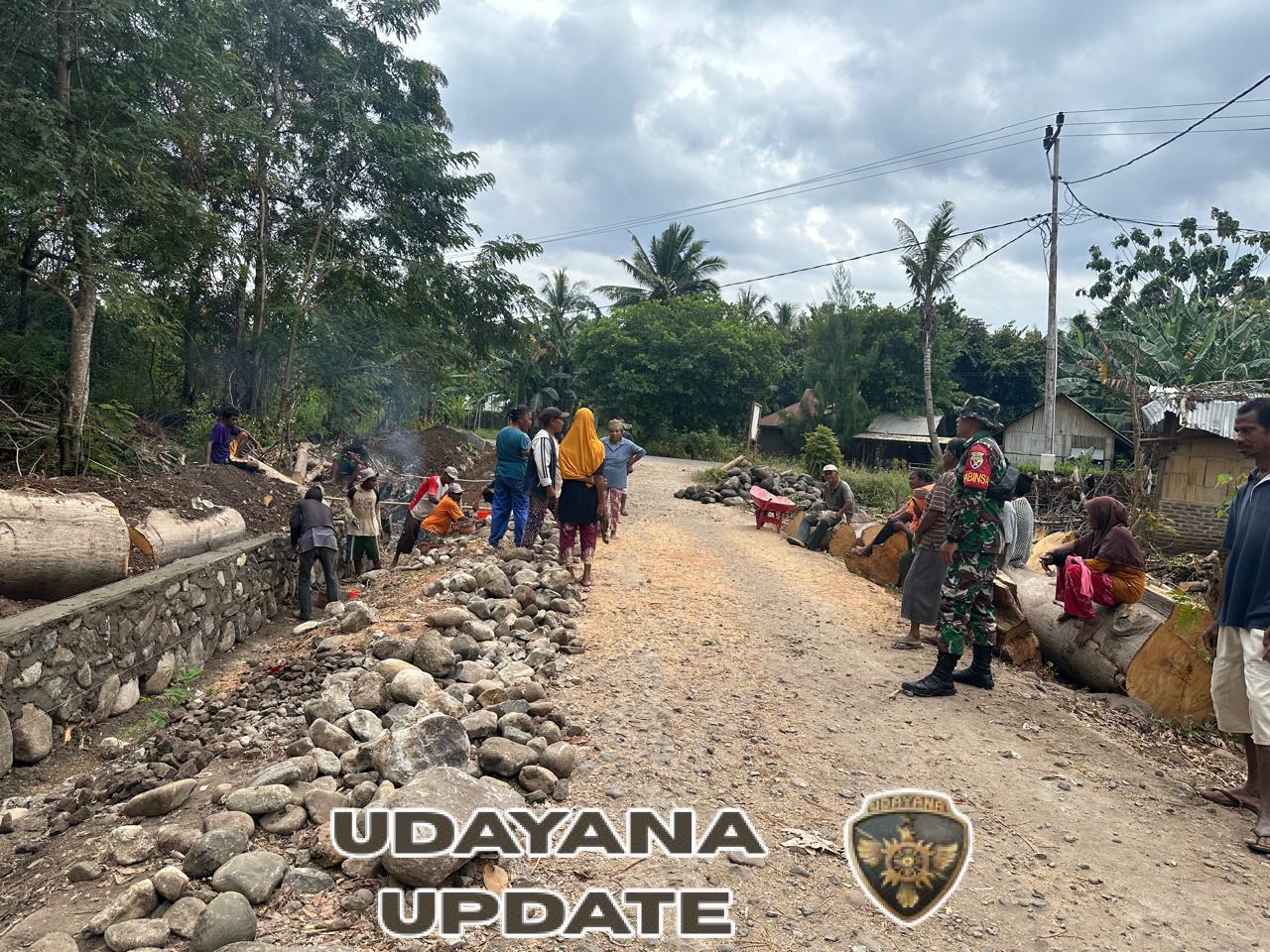 Babinsa Nagawutung Gelar Karya Bakti Pembuatan Parit Jalan di Desa Pour