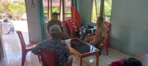 Babinsa Larantuka Perkuat Komsos di Desa Sinarhading