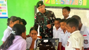 Satgas Pamtas Pos Lookeu Kenalkan Teknologi Komputer bagi Siswa SD di Perbatasan