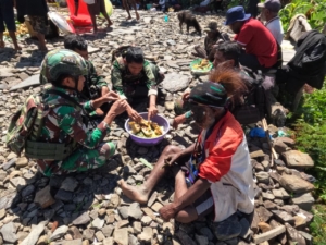 Satgas Yonif 743/PSY Hadiri Syukuran Bakar Batu, Eratkan Persaudaraan di Papua