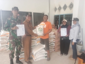 Babinsa Maluk Dampingi Penyaluran Bantuan Pangan Bulog KSB untuk Warga Penerima 110 KK