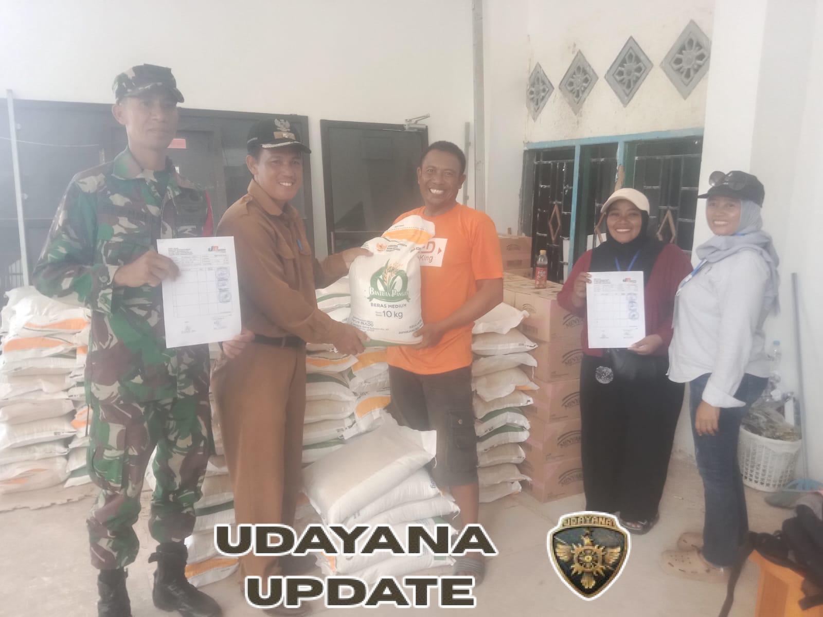 Babinsa Maluk Dampingi Penyaluran Bantuan Pangan Bulog KSB untuk Warga Penerima 110 KK