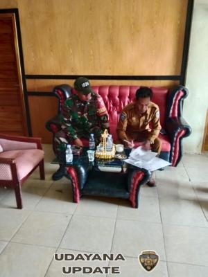 Babinsa Desa Tongo Dampingi Warga Terima Bantuan Beras dan Minyak Goreng Bulog