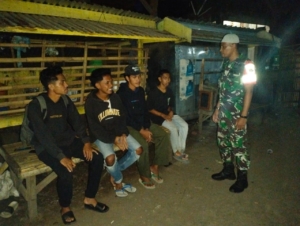 Babinsa Koramil 1608-06/Wawo Laksanakan Patroli dan Ronda Malam, Tingkatkan Kesadaran Masyarakat