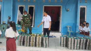Babinsa Koramil 1627-02/Rote Timur Dampingi Distribusi Makanan Sehat Bergizi untuk 2.905 Siswa