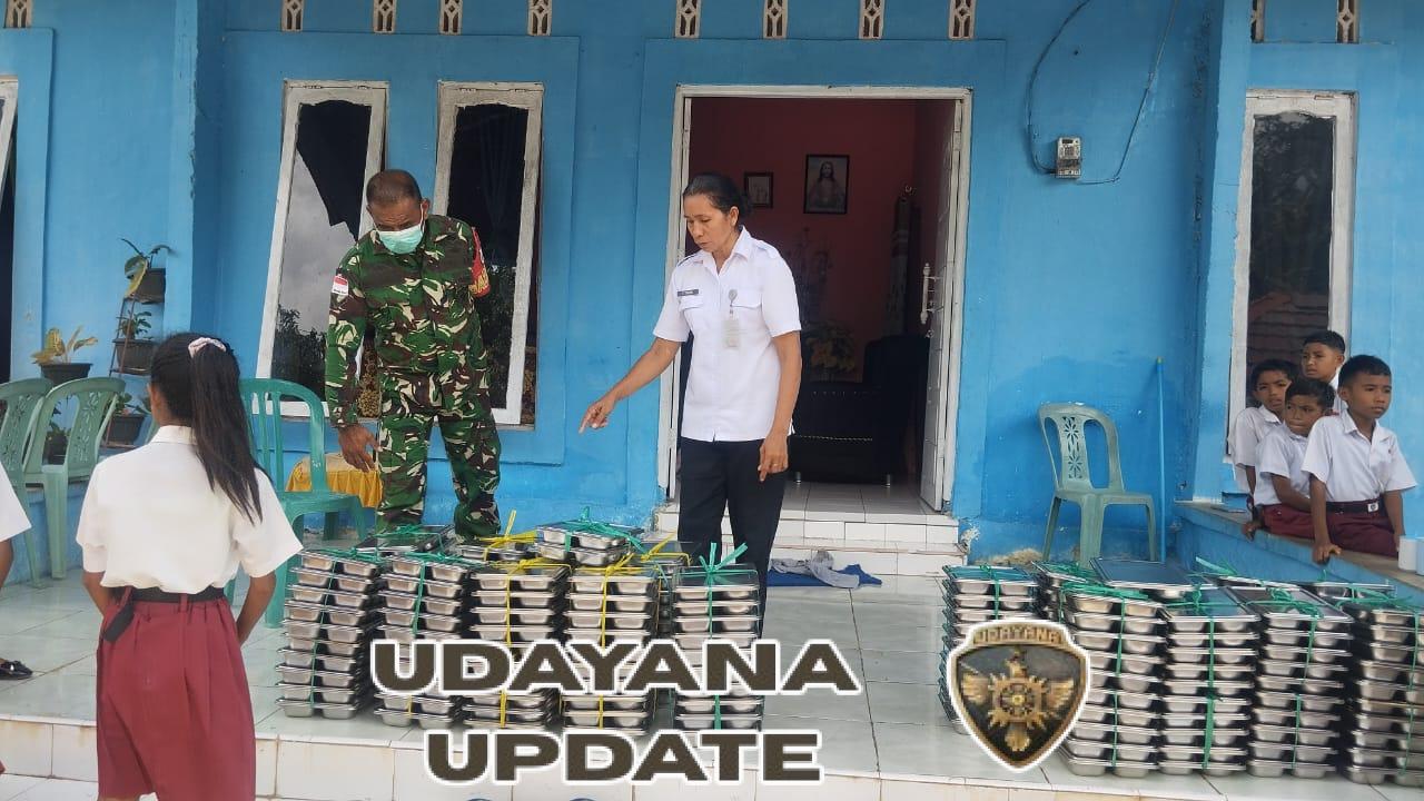 Babinsa Koramil 1627-02/Rote Timur Dampingi Distribusi Makanan Sehat Bergizi untuk 2.905 Siswa