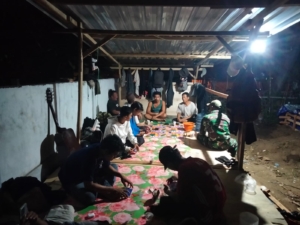 Patroli Malam Koramil 1628-04/Poto Tano, Serda Bukhari Ingatkan Warga Jaga Keamanan Lingkungan