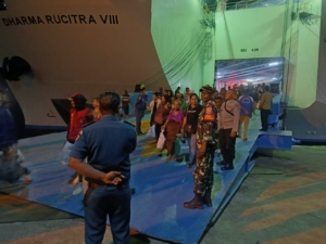 Babinsa Koramil 1602-01 Kawal Kedatangan Kapal Darma Rucitra VIII di Pelabuhan IPPI Ende