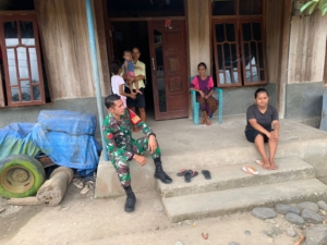 Babinsa Koramil 1602-03 Detusoko Gelar Monitoring Wilayah dan Komsos di Desa Ratewati