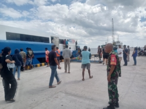 Koramil 1627-01/Baa Awasi Kelancaran Kedatangan Kapal Expres Bahari 8E di Pelabuhan Ba’a