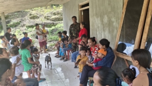 Babinsa Katikutana Dampingi Kegiatan Posyandu di Desa Daha Elu