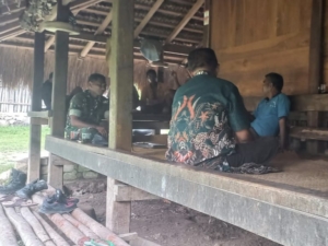 Babinsa Loli Jalin Kedekatan Lewat Komsos di Desa Ubu Pede