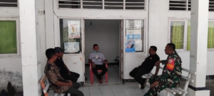 Babinsa Pulau Pura Gelar Komsos dengan Tenaga Kesehatan di Poskesdes Pura Timur