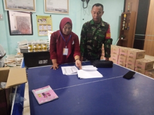 Babinsa Aik Kangkung Kawal Penyaluran Bantuan Pangan Beras dan Minyak Goreng untuk 114 Warga