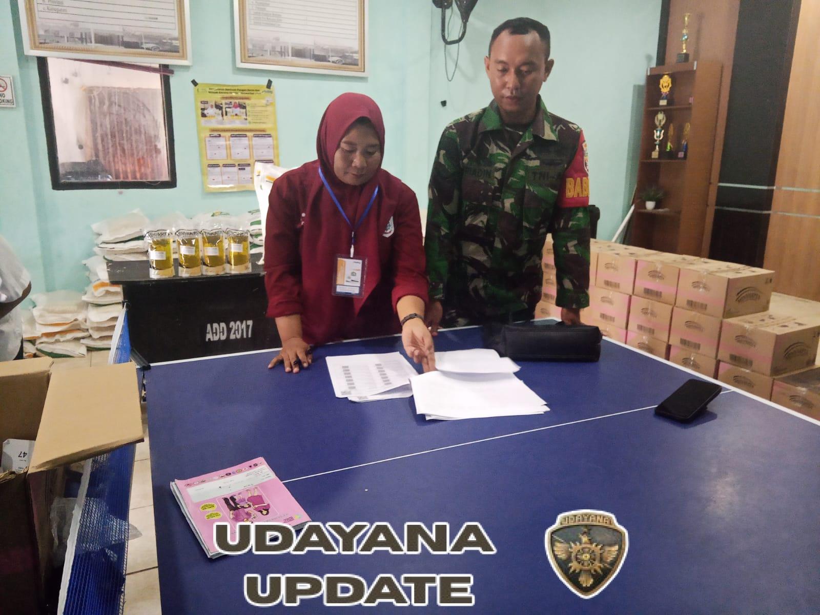 Babinsa Aik Kangkung Kawal Penyaluran Bantuan Pangan Beras dan Minyak Goreng untuk 114 Warga