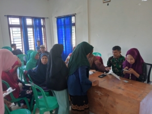 Babinsa Talonang Baru Dampingi Penyaluran Bantuan Pangan Beras dan Minyak Goreng Bulan Oktober–November 2025