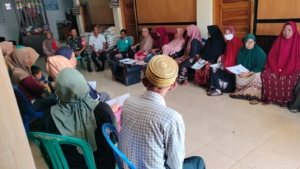 Babinsa Desa Tongo Dampingi Penyaluran Bantuan Pangan Beras dan Minyak Goreng dari Dinas Ketahanan Pangan KSB