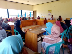 Babinsa Desa Tatar Dampingi Penyaluran Bantuan Pangan Beras dan Minyak Goreng untuk Warga