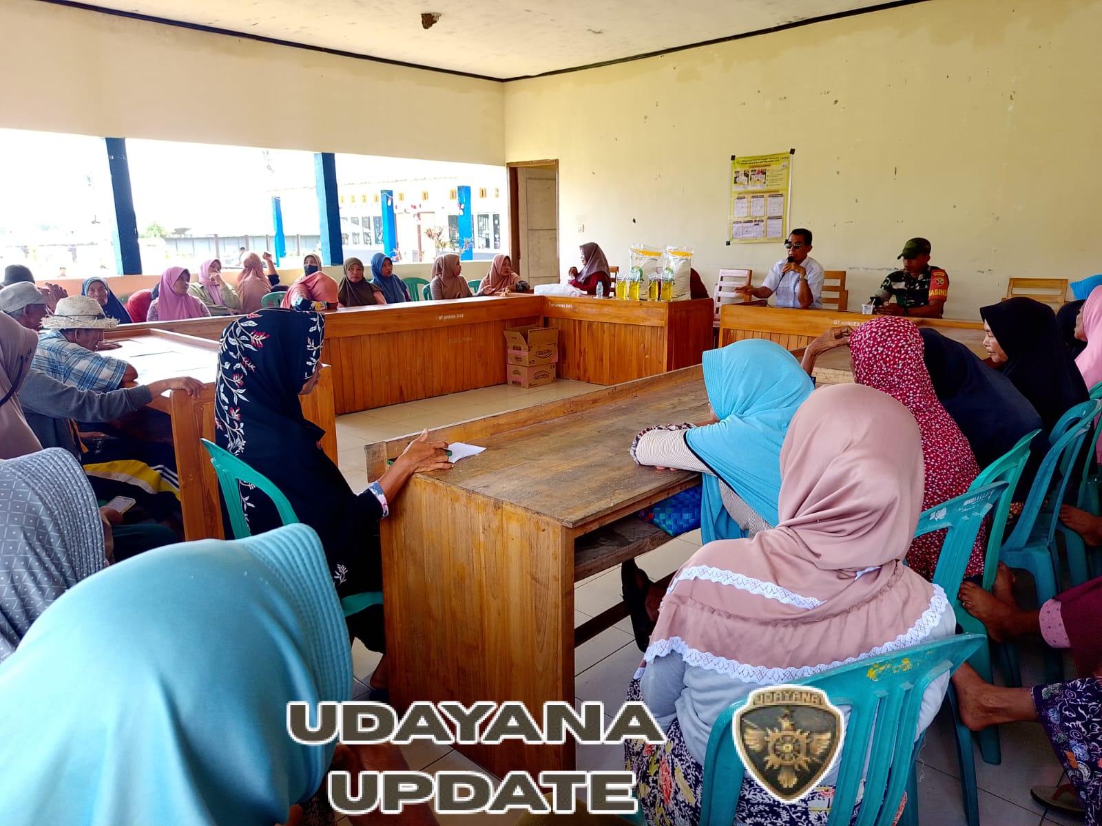 Babinsa Desa Tatar Dampingi Penyaluran Bantuan Pangan Beras dan Minyak Goreng untuk Warga