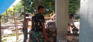 Babinsa Omesuri Perkuat Kemanunggalan TNI–Rakyat Melalui Kerja Bakti di Desa Balauring