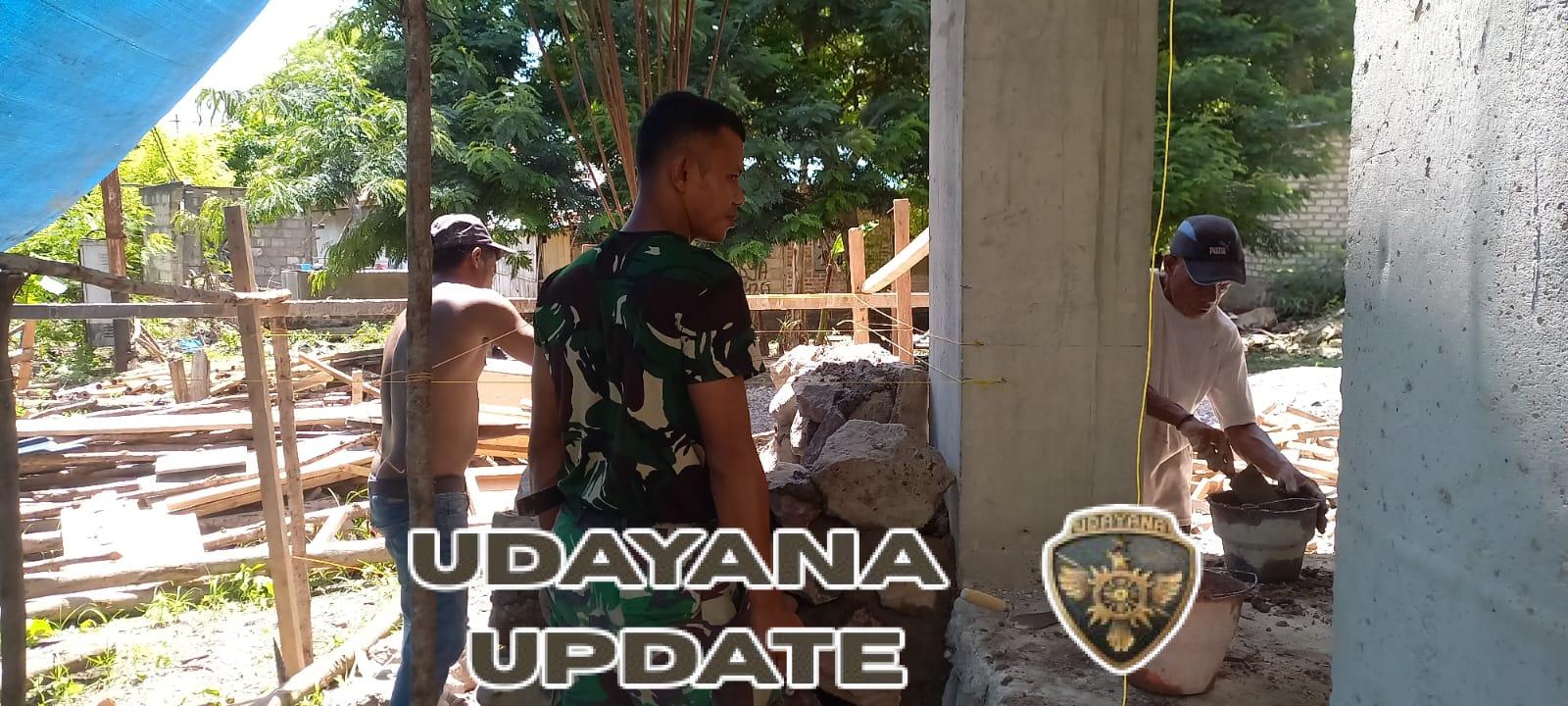 Babinsa Omesuri Perkuat Kemanunggalan TNI–Rakyat Melalui Kerja Bakti di Desa Balauring