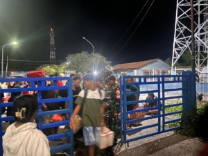 Babinsa Lewoleba Amankan Kedatangan KM Tidar di Pelabuhan PELNI Lewoleba
