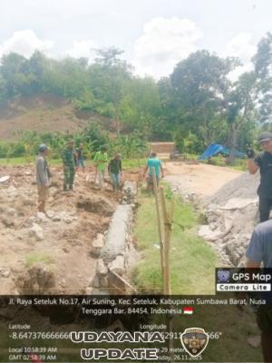 Babinsa Desa Air Suning Kawal Pemasangan Pondasi KPKMP di Wilayah Desa Air Suning