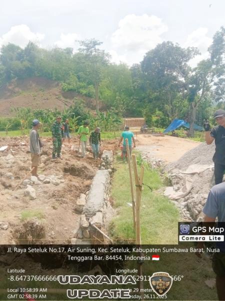 Babinsa Desa Air Suning Kawal Pemasangan Pondasi KPKMP di Wilayah Desa Air Suning