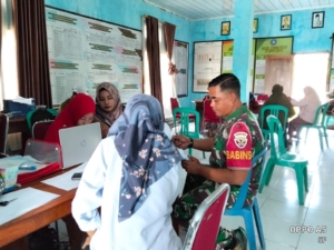 Babinsa Desa Seran Dampingi Pendataan Penerima Bantuan Rehabilitasi RTLH