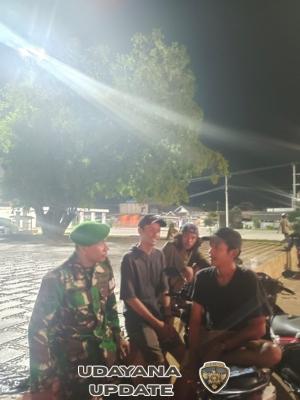 PiketKoramil 1628-01/Taliwang Tingkatkan Keamanan Lingkungan Melalui Patroli Malam