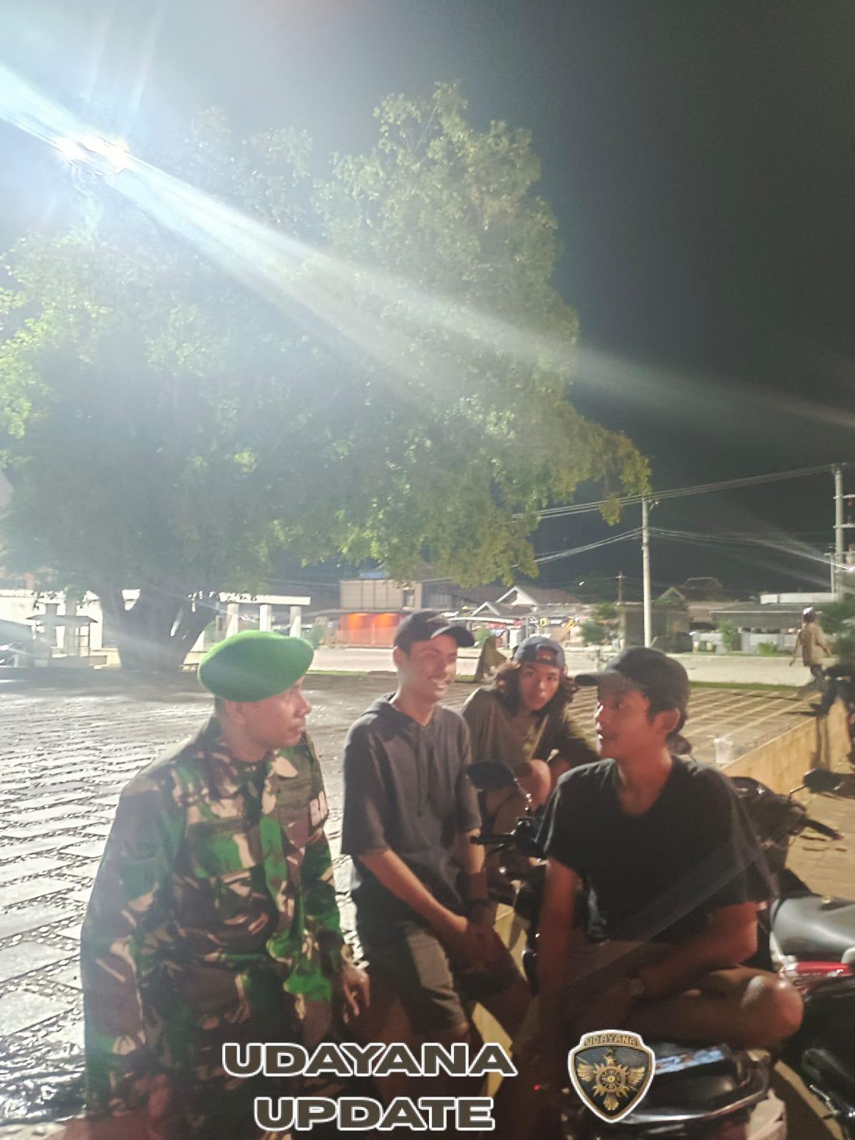 PiketKoramil 1628-01/Taliwang Tingkatkan Keamanan Lingkungan Melalui Patroli Malam