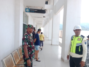 Babinsa Kodim 1602/Ende Kawal Kedatangan KM Lawit di Pelabuhan IPPI dengan Aman