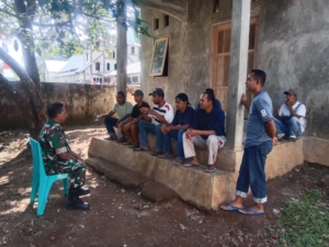 Babinsa Koramil 1602-04/Maurole Tingkatkan Keamanan dan Komsos di Desa Detumbewa