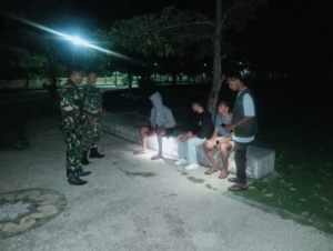 Babinsa Koramil 1608-01/Rasanae Pimpin Patroli Siskamling di Kelurahan Ule, Wujudkan Keamanan Malam Hari